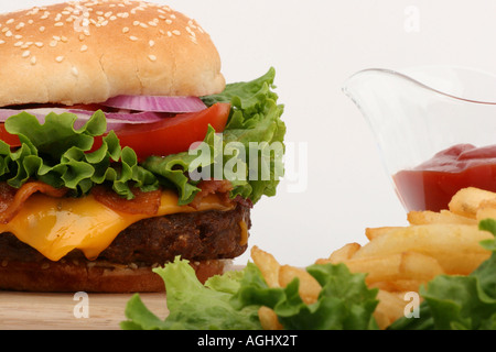 Der Hamburger Beef Burger mit Pommes Frites American Fresh Fast Food Nahaufnahme Bilder große hochauflösende horizontale Bilder in den USA Hi-res Stockfoto