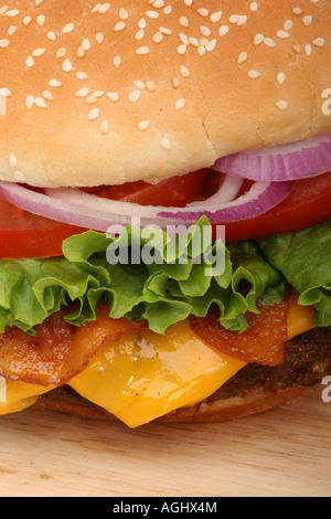 Hamburger mit Pommes Frites Burger Speck Fast Food niemand Front American Gute Gerichte Speck vertikal Nahaufnahme Display Rahmen Hintergrund Hi-res Stockfoto