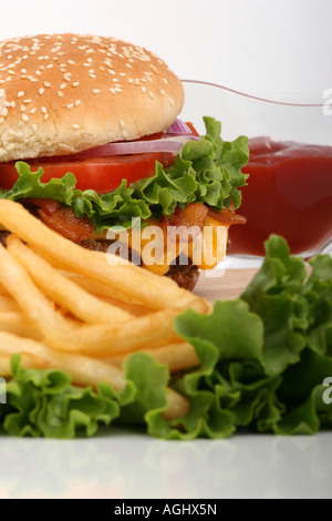 Hamburger mit Pommes frites frisches Braten in einem Salat Burger Fast Food Mahlzeit amerikanisches Gericht Niemand Nahaufnahme vertikales Display weißer Hintergrund Hi-res Stockfoto