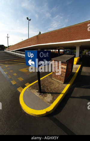 gemalte Fußgänger Zeichen in einem Multi-Geschichte-Parkhaus Stockfoto