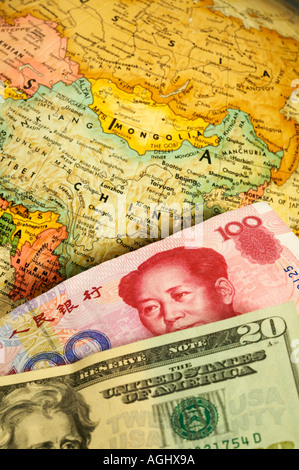 Chinese Yuan Renminbi Banknote und USA zwanzig-Dollar-Note auf Karte von China Stockfoto