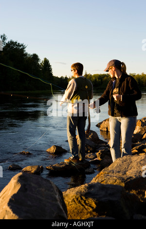 Ein paar Fliegenfischen auf dem Moose River unterhalb der Staumauer am Brassua See in Rockwood Maine Moosehead Lake region Stockfoto