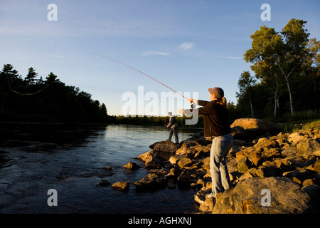 Ein paar Fliegenfischen auf dem Moose River unterhalb der Staumauer am Brassua See in Rockwood Maine Moosehead Lake region Stockfoto