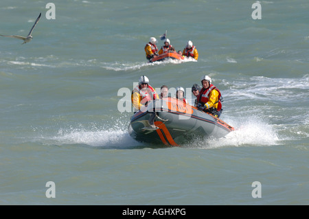 Eastbourne inshore Rettungsboot Crew auf Übung in zwei Rippe aufblasbare Rettungsboote. Bild von Jim Holden. Stockfoto