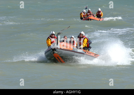 Eastbourne inshore Rettungsboot Crew auf Übung in zwei Rippe aufblasbare Rettungsboote. Bild von Jim Holden. Stockfoto