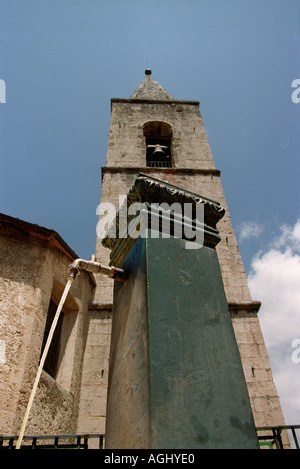 Die Kirche 'es Bell Tower mit Blick auf den ständig laufenden öffentlichen Leitungswasser in Scanno in der Region Abruzzen in Italien Stockfoto