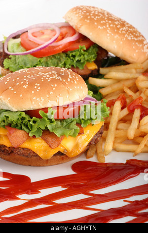 Amerikanischer Hamburger mit Pommes Frites und Gemüse Fast Food auf weißem Tisch Hintergrund Nahaufnahme oben von oben vertikal in den USA US Hi-res Stockfoto