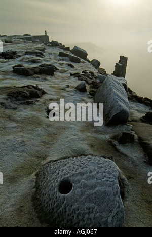 Wanderer auf Felsen im Dunst und Nebel Froggatt hochkant im Winter Derbyshire Peak District England GB UK EU Europa Stockfoto