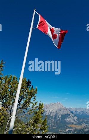 Kanadische Flagge auf den Sulphur Mountain mit Blick auf Banff Township und Cascade Mountain Banff Nationalpark Alberta Rockies Kanada Nor Stockfoto