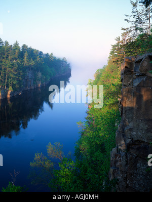 Klippen über die St Croix National Scenic River Minnesota und Wisconsin USA Stockfoto