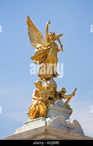 Engel des Sieges und begleitende Figuren auf dem Victoria Memorial London Stockfoto