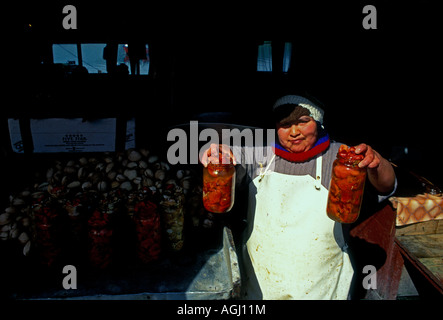 1, 1, chilenische Frau, erwachsene Frau, Fisch Hersteller, Verkauf von Muscheln, Fisch, Seafood Market, Puerto Montt, Chile, Südamerika Stockfoto