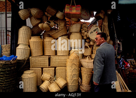 Chilenischen Mann, erwachsenen Mann, reifer Mann, Korb Hersteller, Anbieter, Anbieter verkaufen basketspuerto Montt, Chile, Südamerika Stockfoto