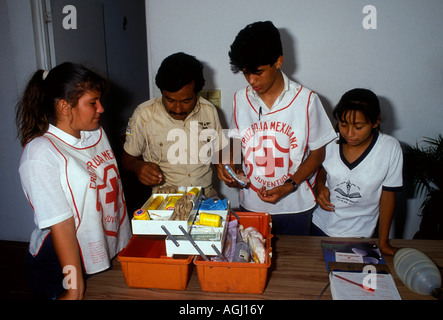 Mexikaner, Lehrer, Studenten, Jugendliche, Ausbildung rotes Kreuz, Red Cross, Cruz Roja, Cancun, Quintana Roo Zustand, Halbinsel Yucatan, Mexiko Stockfoto