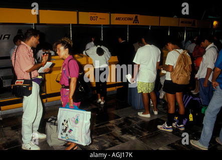 Reisende, Check-in-Schalter, der Internationale Flughafen Cancun, Cancún, Quintana Roo, Yucatan, Mexiko Stockfoto