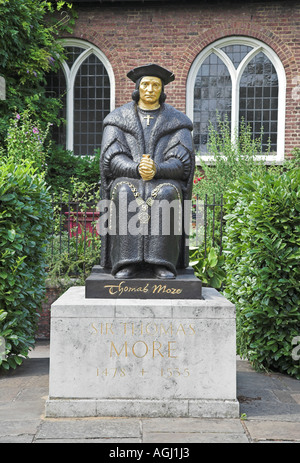 Statue von Thomas More am Cheyne Walk. Chelsea Old Church im Hintergrund Stockfoto