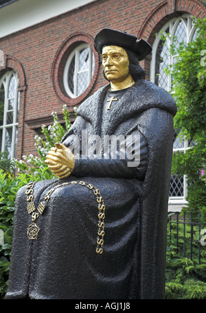 Statue von Thomas More am Cheyne Walk. Chelsea Old Church im Hintergrund Stockfoto