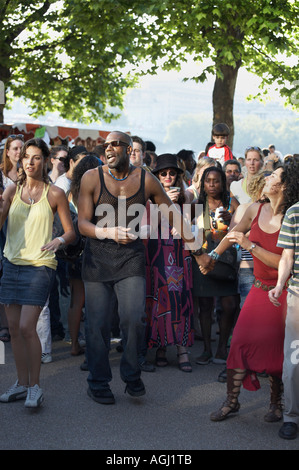 Salsa-tanzen Gruppe am Südufer der Themse in London Stockfoto