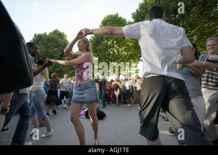 Salsa-tanzen Gruppe am Südufer der Themse in London Stockfoto