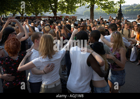 Salsa-tanzen Gruppe am Südufer der Themse in London Stockfoto