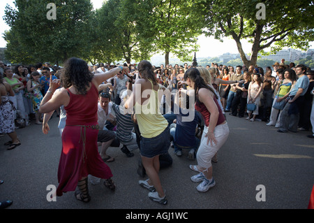 Salsa-tanzen Gruppe am Südufer der Themse in London Stockfoto