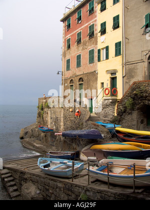 Angelboote/Fischerboote auf Stein Bootsrampe unter bunten Häuser in der Stadt von Riomaggiore Italien-Cinque Terre Stockfoto