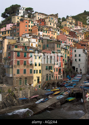 Angelboote/Fischerboote auf Stein Bootsrampe unter bunten Häuser in der Stadt von Riomaggiore Italien-Cinque Terre Stockfoto