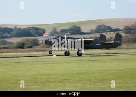 Der nordamerikanische B-25 Mitchell Bomber, der während der Shoreham Airshow am Flughafen Shoreham abfährt. West Sussex, England, Großbritannien Stockfoto