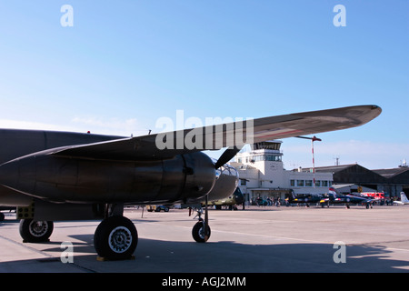 Blick auf das Shoreham Airport Terminal Gebäude unter dem Flügel des nordamerikanischen B25 Mitchell Bombers Stockfoto