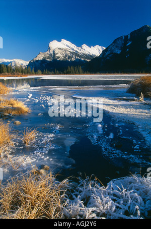 Winter am See Vermillion mit Mount Rundle im Schnee Banff Nationalpark Alberta Kanada Stockfoto