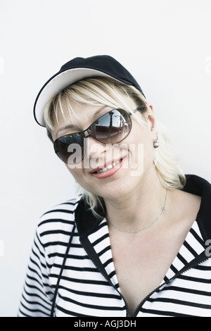 Nahaufnahme einer jungen Frau das Tragen von Sonnenbrillen und lächelnd Stockfoto