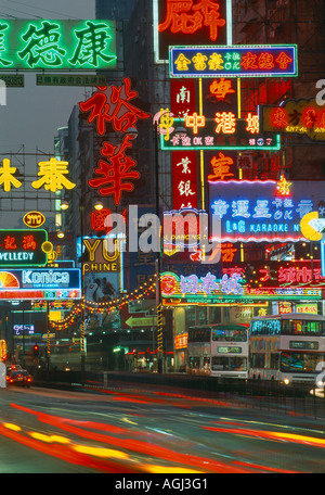 Nathan Road in der Nacht Tsim Tsa Tsui Kowloon Hong Kong China Stockfoto