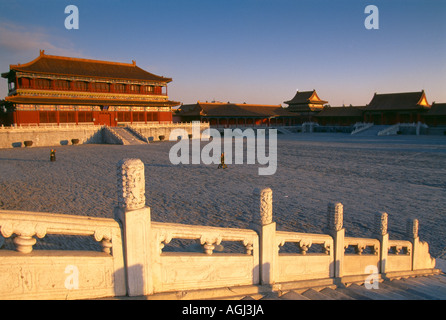 Verbotene Stadt Kaiserpalast mit Soldaten zu Fuß durch Hof Peking China Stockfoto