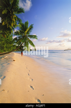 Frau verlassen Fußabdrücke im Sand auf La Digue Island-Seychellen Stockfoto