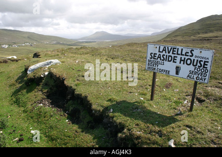 Melden Sie für lokale Pub mitten im nirgendwo auf Achill Island, County Mayo, Irland Stockfoto