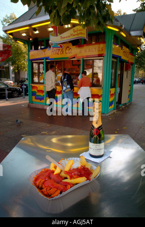 Currywurst und Pommes Frites mit Sauce in der Platte. Berlin-Delikatesse. Fast-Food. Berlin. Wittenbergplatz. Stockfoto