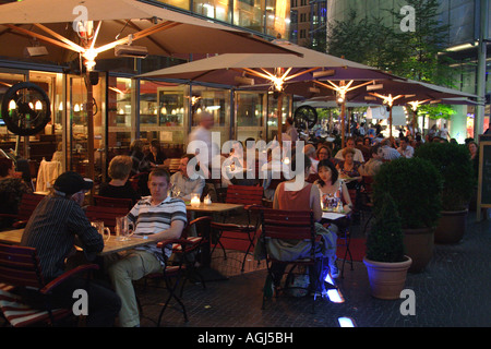 Cafe im Sony Center Potsdamer Platz bei Nacht Berlin August 2007 Stockfoto