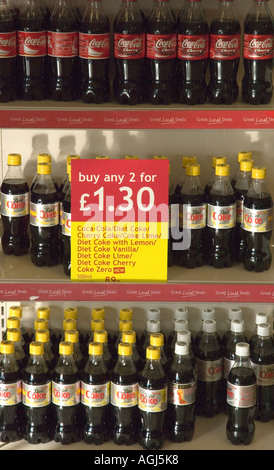 Coca Cola Coca-Cola Shop Promotion bieten zwei für ein Angebot Werbe alkoholfreie Getränke Stockfoto