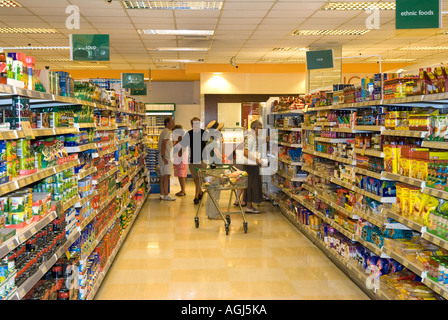 Shopper in Budgens Supermarkt Stockfoto