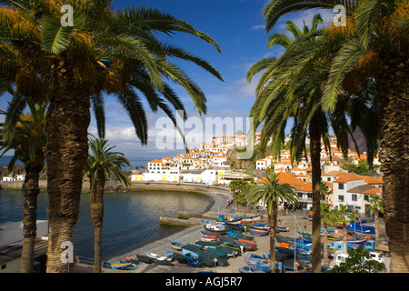 Madeira-Blick über Camara de Lobos zum alten Hafen Stockfoto