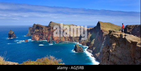 Mann steht auf Klippe, Madeira Meeresklippen an Stelle St Lawrence Stockfoto