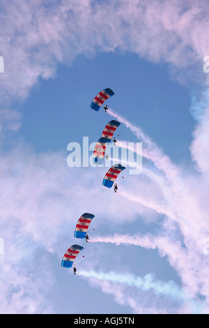 Das Militär-Anzeigeteam der RAF Falcons tritt in den Himmel über dem Flughafen Shoreham, West Sussex, England, Großbritannien, auf Stockfoto