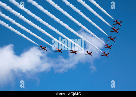 Rote Pfeile fliegen in Formation über den Flughafen Shoreham, West Sussex, England, Großbritannien Stockfoto