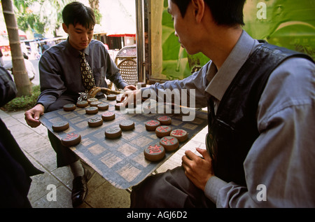 China Yunnan Freizeitbeschäftigungen Jinghong Männer Xiangqi chinesisches Schach spielen Stockfoto