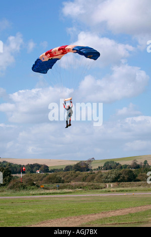 RAF Falcons Fallschirmspringer landet auf Shoreham Airshow, Shoreham Airport, West Sussex, England, Großbritannien Stockfoto