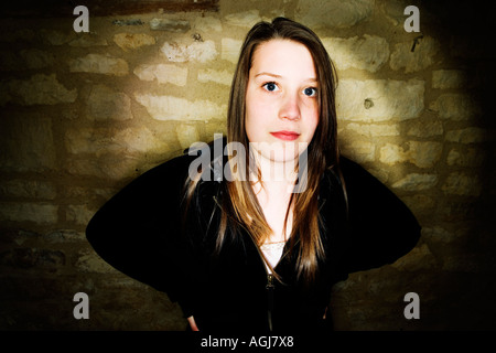 Porträt von Teenager-Mädchen gekleidet in schwarze Spitze ruht Arme auf ihre Taille. Stockfoto