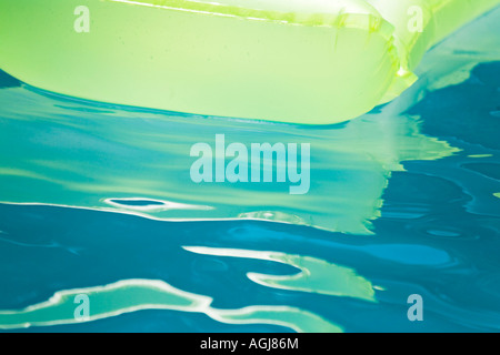 Grüne Floß im Schwimmbad Stockfoto