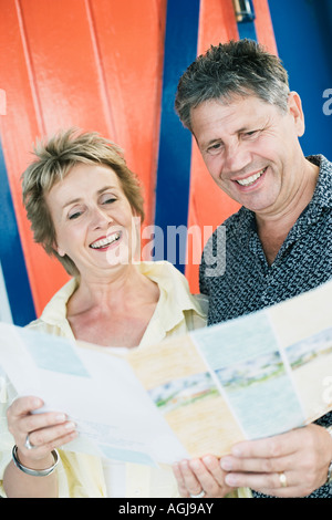 Senior Woman und eine reife Frau liest eine Broschüre Stockfoto