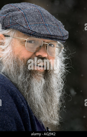 Ein Gentleman genießt es, draußen an einem verschneiten Tag Stockfoto