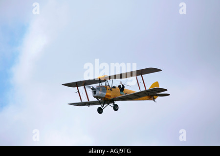 Der Pilot schwenkte von De Havilland Tiger Moth auf der Shoreham Airshow, dem Flughafen Shoreham, West Sussex, England, Großbritannien Stockfoto